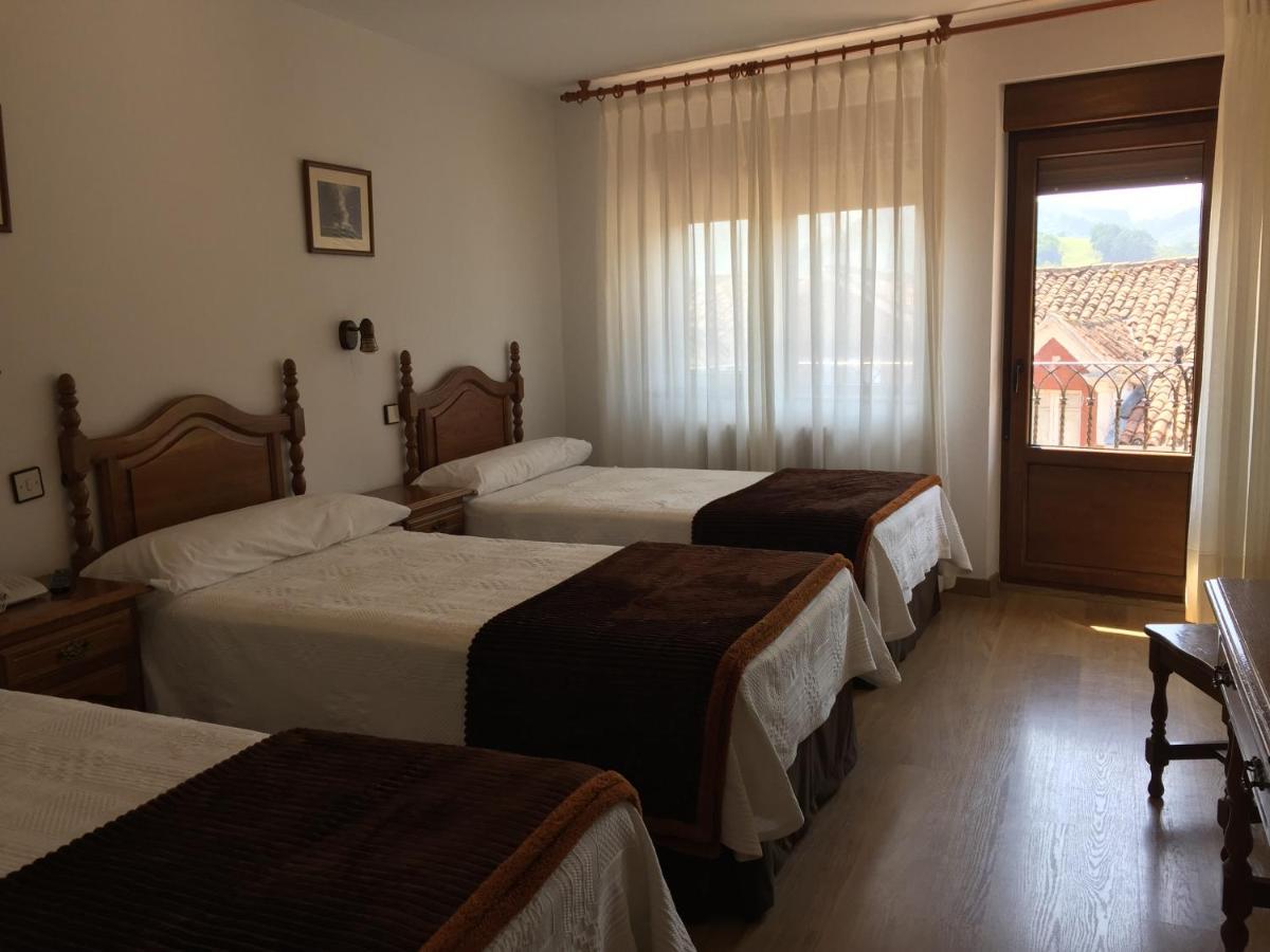 Hotel Trespalacios Panes Luaran gambar