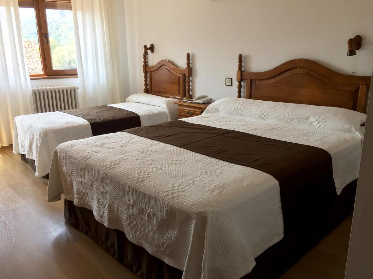 Hotel Trespalacios Panes Luaran gambar