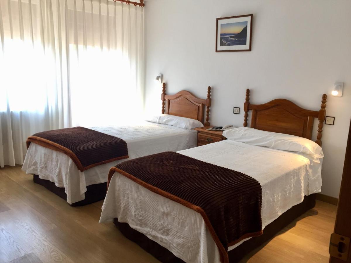 Hotel Trespalacios Panes Luaran gambar