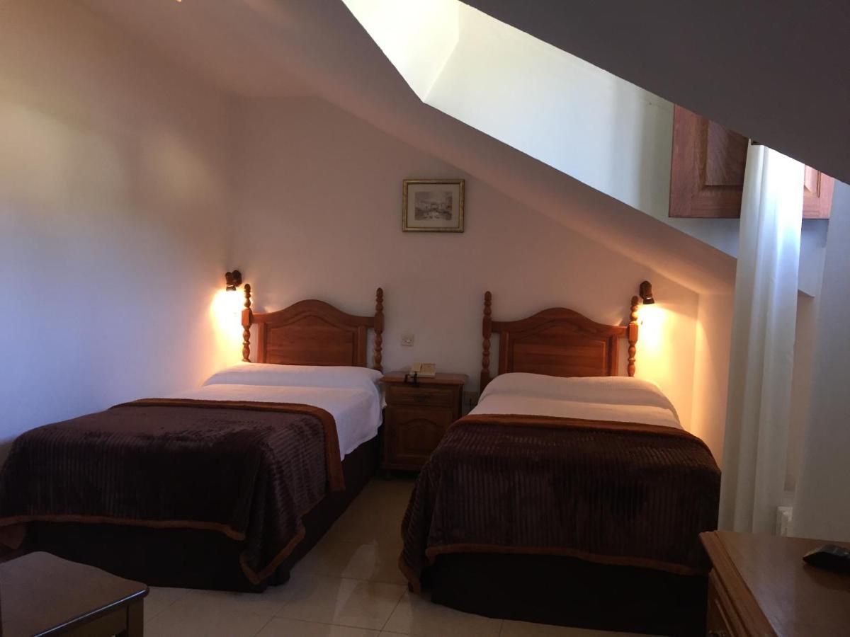 Hotel Trespalacios Panes Luaran gambar