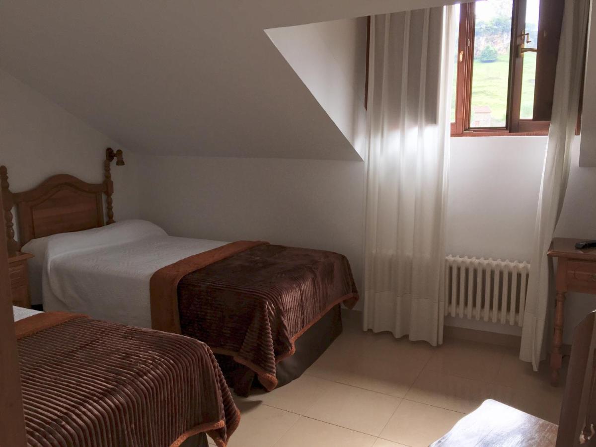 Hotel Trespalacios Panes Luaran gambar
