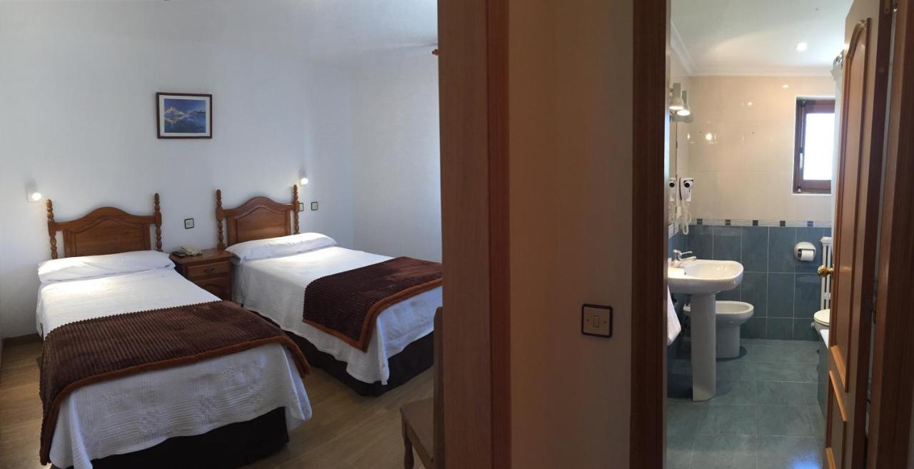 Hotel Trespalacios Panes Luaran gambar