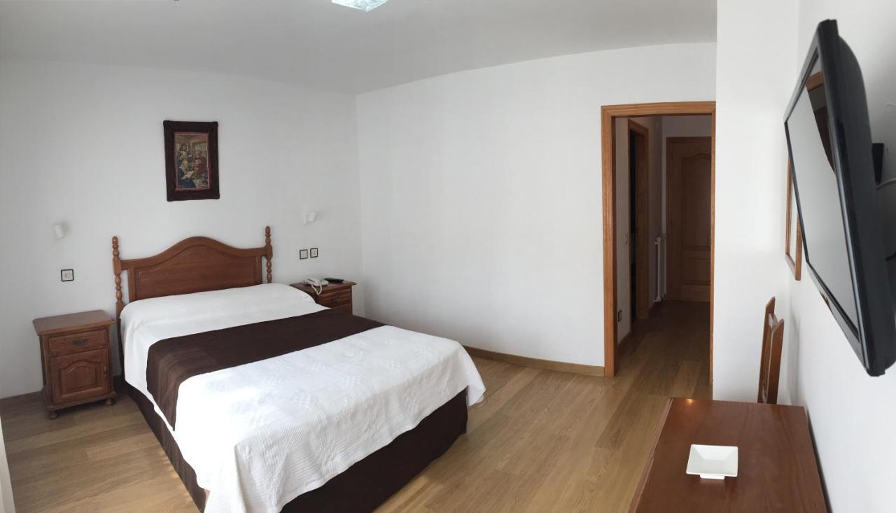 Hotel Trespalacios Panes Luaran gambar